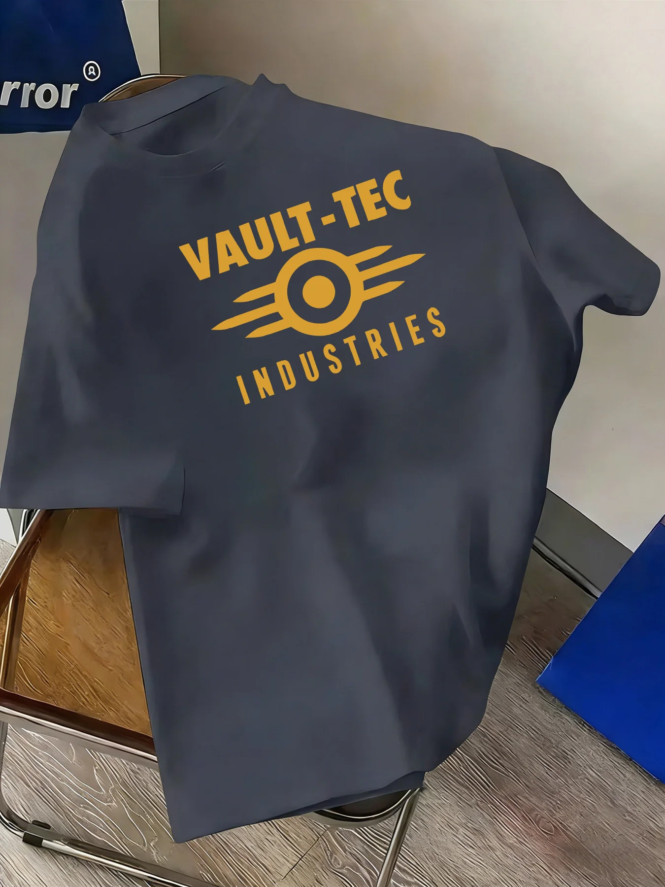 Herren-T-Shirt „Vault Tec Vintage Arcade“ – mit ikonischem Aufdruck, kurzärmelig, Rundhalsausschnitt, lässiger Stil, geeignet für den Sommer. – Detail 7