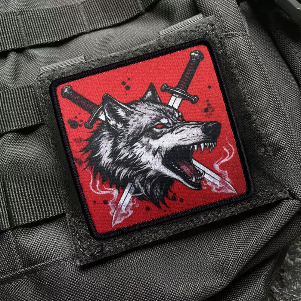 Parche táctico lobo rugiente impreso con espadas cruzadas y velcro - imagen 2