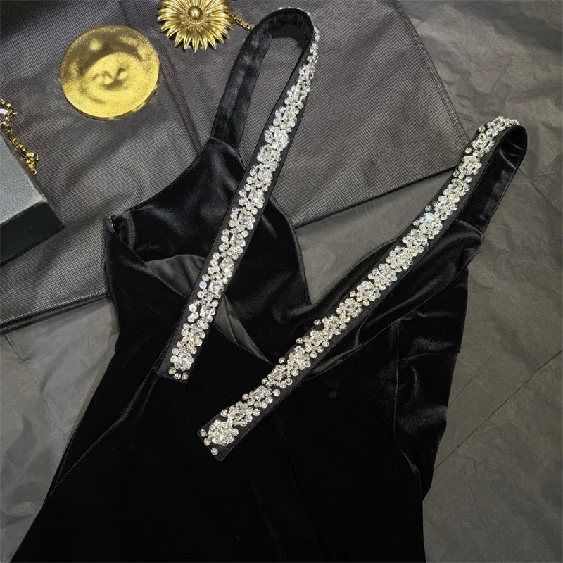 Abito da donna 2025 Inverno nuovi abiti lunghi slim con bretelle in velluto Abito con strass avvolto sui fianchi Abiti da festa sexy senza schienale