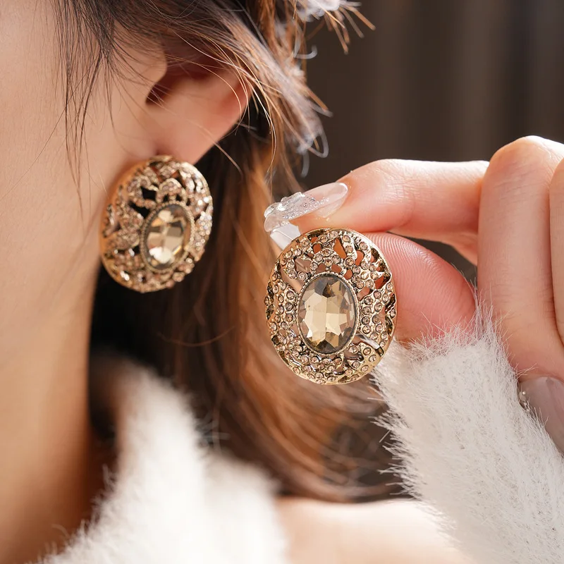 Palace Style Retro Oval Rhinestones Stud Earrings Luxury Geometric Hollow Out Nail Earring High-End Banquet Jewelry Gifts New N1