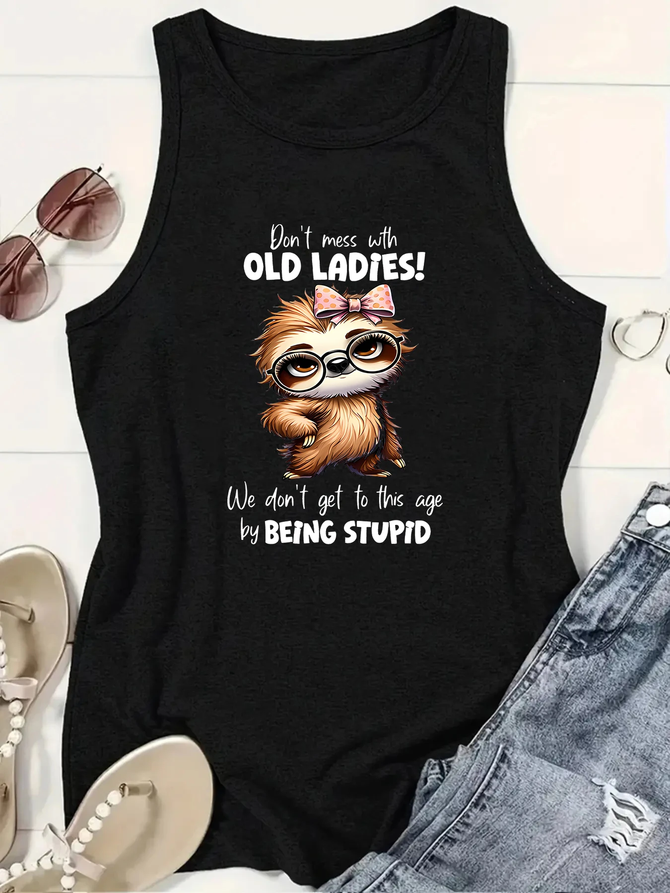 Ärmelloses Sommer-Tanktop für Damen, niedlicher Faultier-Cartoon mit Schleife und lustiger, frecher Aufschrift „Don't Mess with Old Ladies“, lässige Weste – Detail 3
