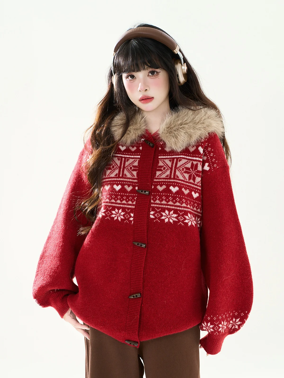 

Вязаный кардиган с деревянными пуговицами и красным меховым воротником, женский, осенне-зимний, свободный крой, в стиле «ленивый шик», с узором «Фейр-айл»