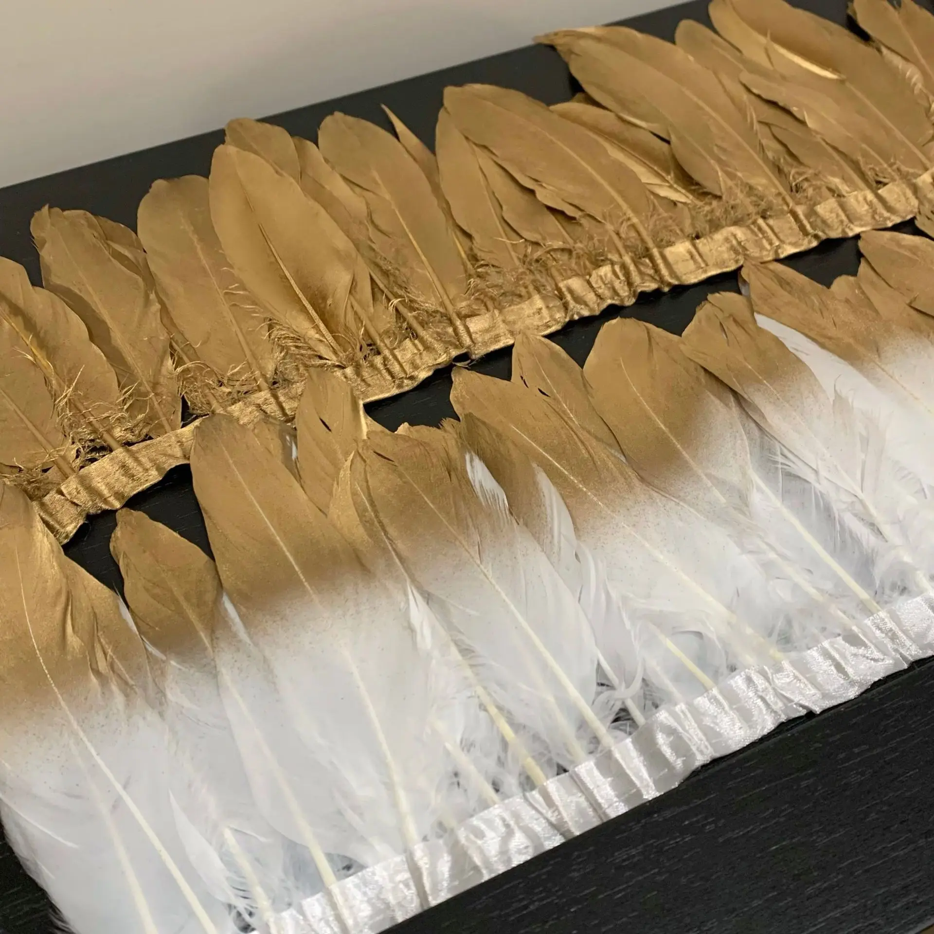 Aksesoris Pakaian Bulu Angsa Berujung Runcing Perak dengan Renda Emas di Tepi Kain Mengambang Besar untuk Pesta Pernikahan