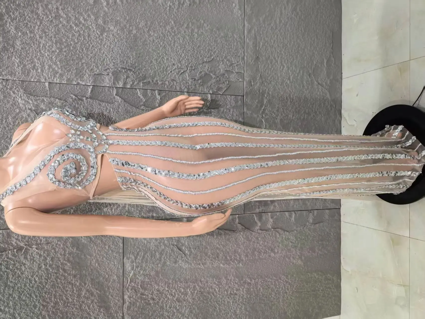 

Women Sexy V-Neck Mesh See Through Shinning Sequins Bodycon Long Dress Celebrate Nightclub Party Fashion Bar Singer Stage Wear
