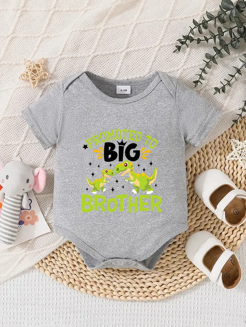 Baby short-sleeved triangle bodysuit, fun letter print, button design, easy to care for, suitable for new parents.