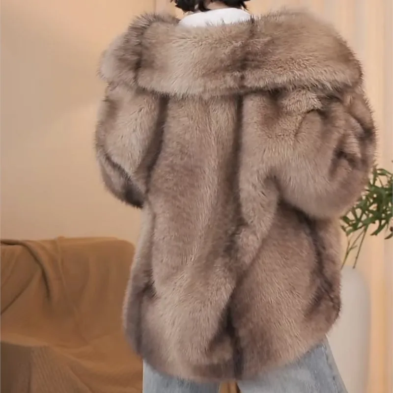 سترة نسائية شتوية جديدة لعام 2025 مقاس كبير من الفرو الصناعي قصيرة الطراز سميكة ودافئة من الفرو النباتي ملابس خارجية أشعث منفوش