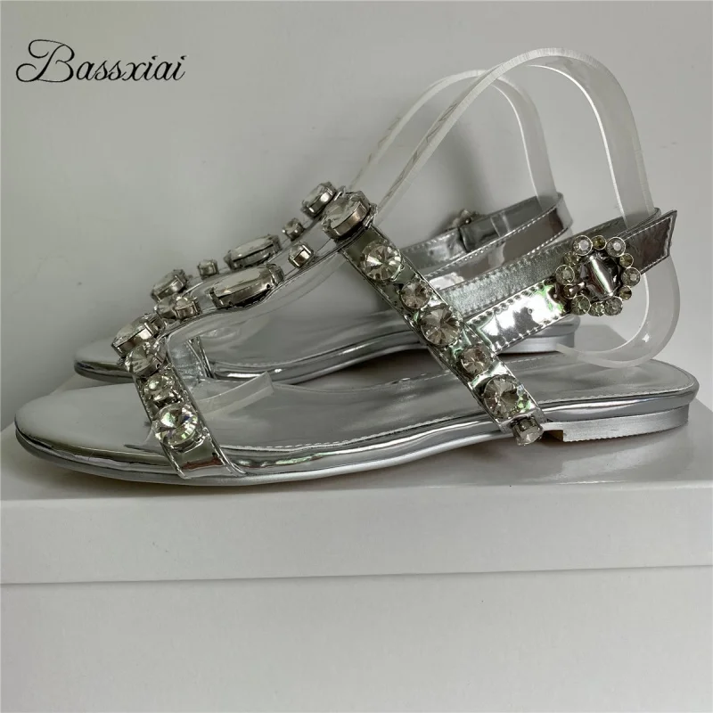 

Роскошные сандалии со стразами и бриллиантами, женские летние туфли из лакированной кожи на плоском каблуке в лаконичном стиле для девочек
