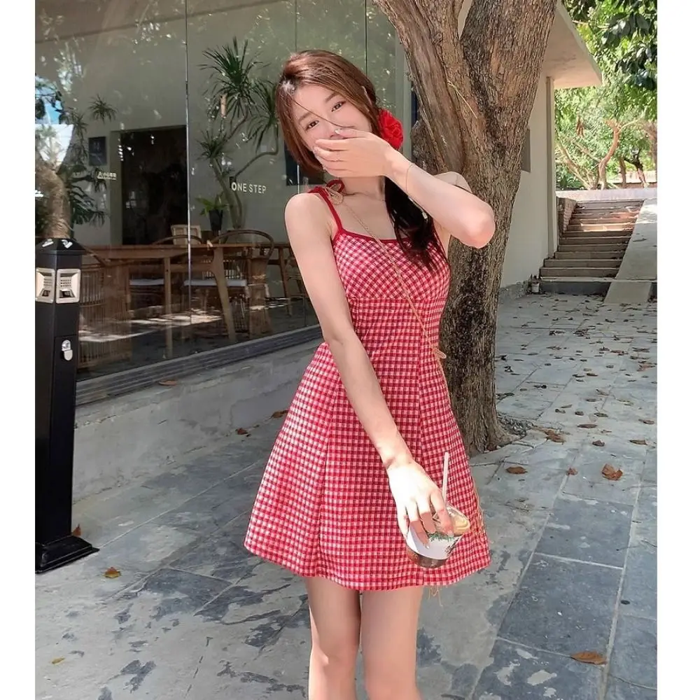 Süßes rotes kariertes Spaghetti-Kleid mit kurzer Schleife, Minikleid, schmale Passform, A-Linien-Kleid