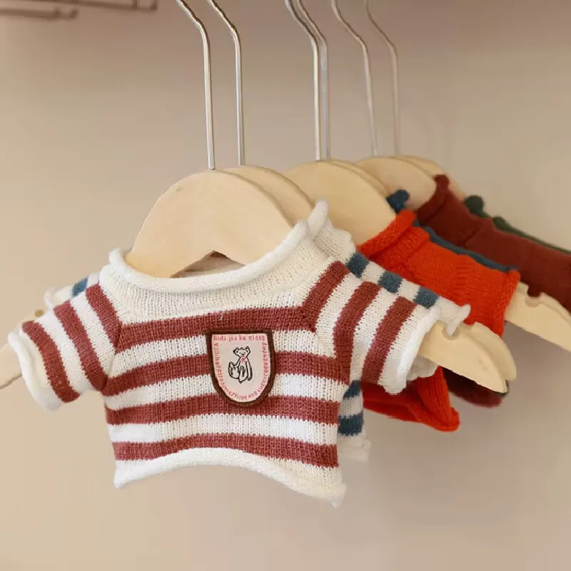 Un vestito da bambola in cotone da 20 cm. L'abito può essere cambiato. L'abito da bambola in cotone è carino. Cotone normale 20 cm