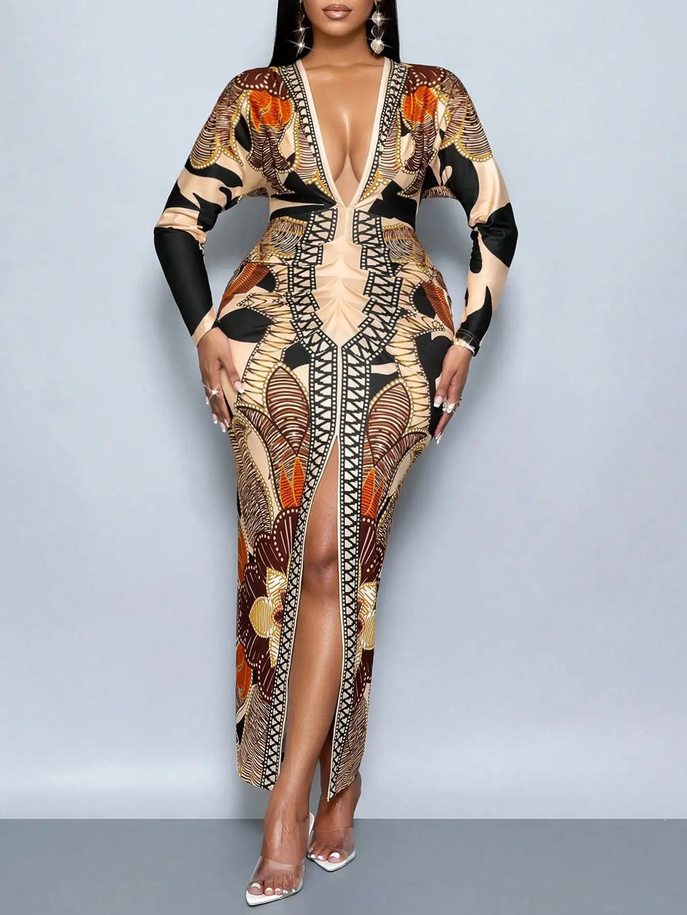 

Элегантное облегающее платье с этническим принтом, глубоким V-образным вырезом, длинными рукавами и разрезом на бедре