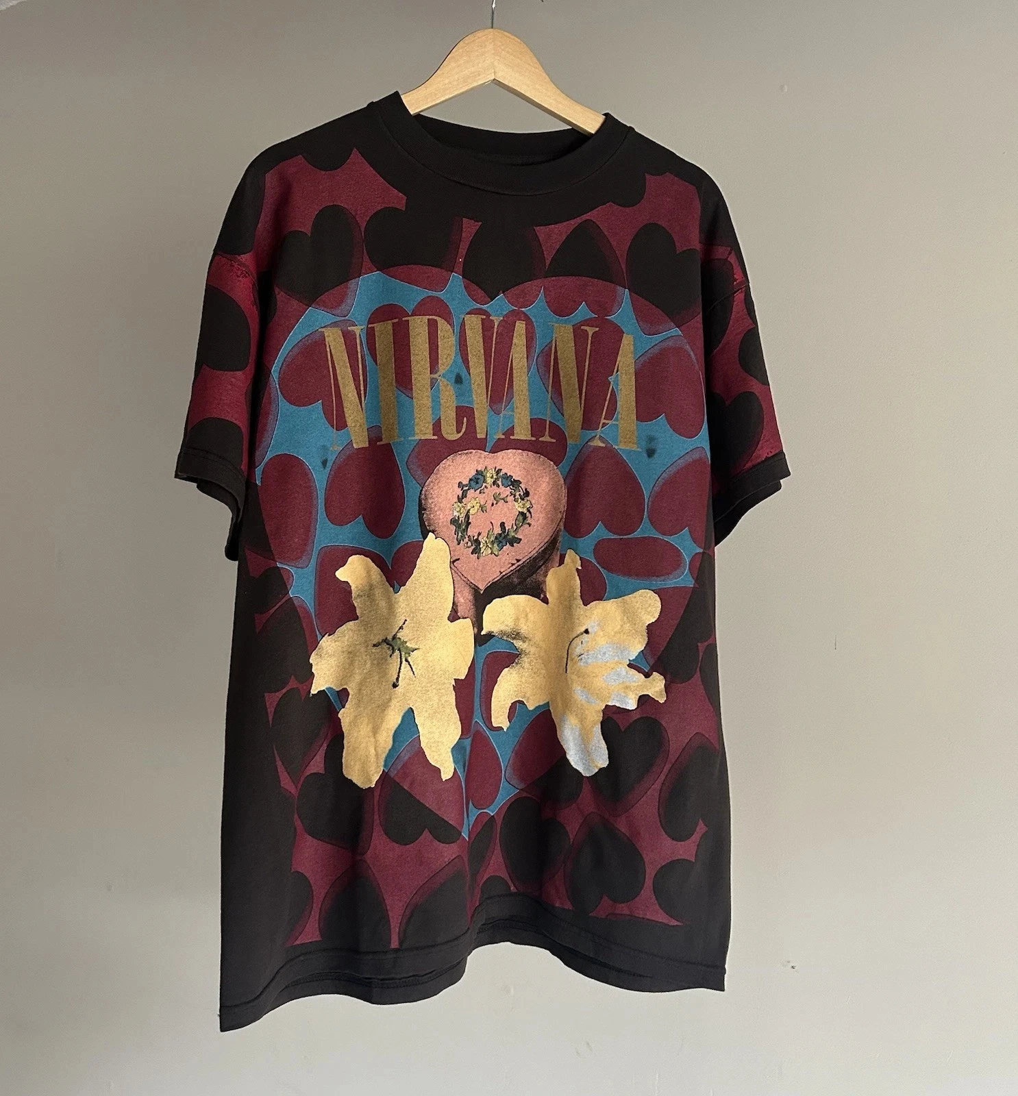 Camiseta Nirvana con corte en forma de corazón, estampado integral, talla XL, vintage, con costura simple, etiqueta gigante moderna