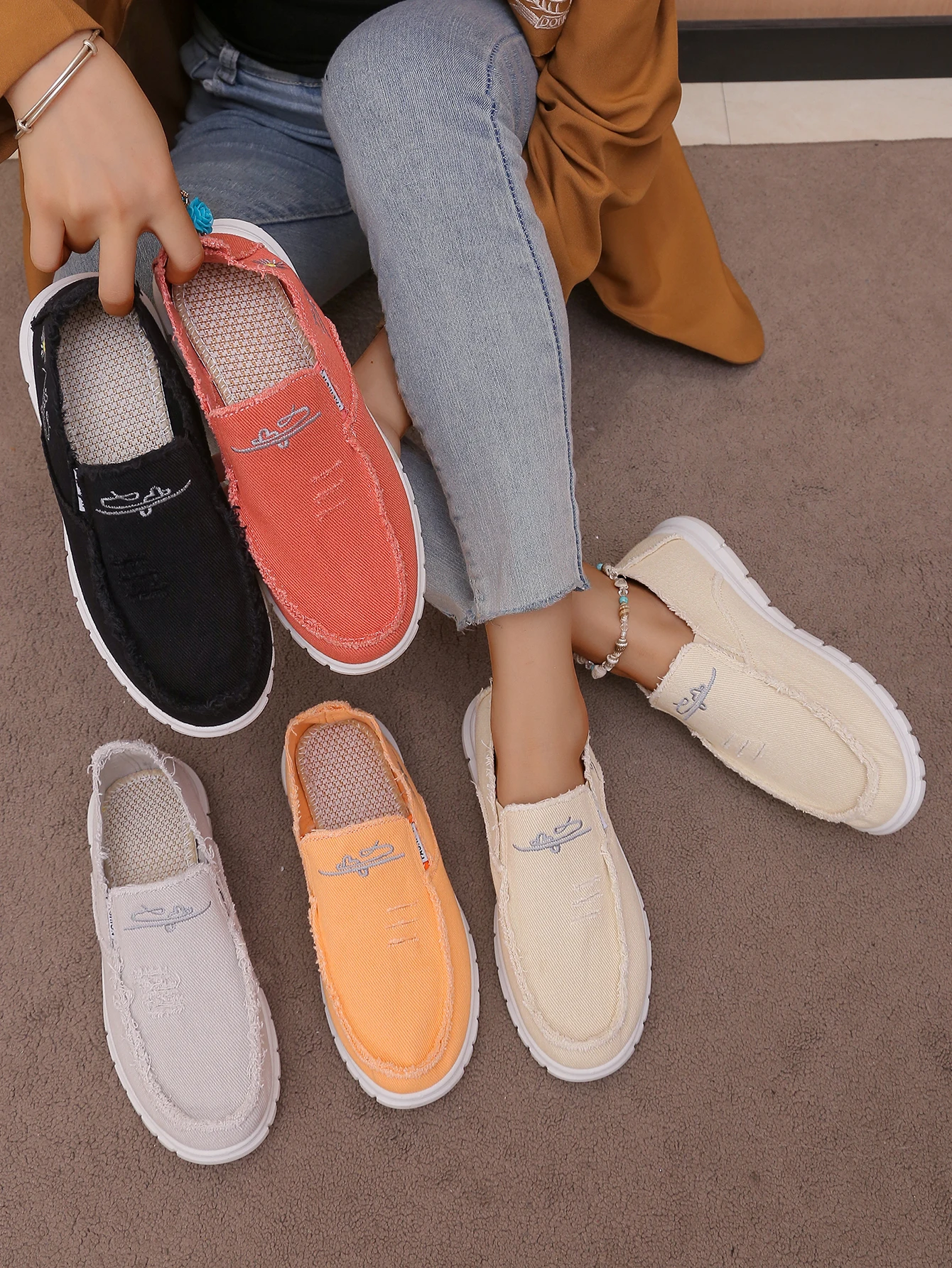 Damen-Slip-On-Schuhe aus Segeltuch, lässige Slipper mit Gänseblümchen-Stickerei, bequeme, leichte Wanderschuhe für den täglichen Gebrauch – Detail 1