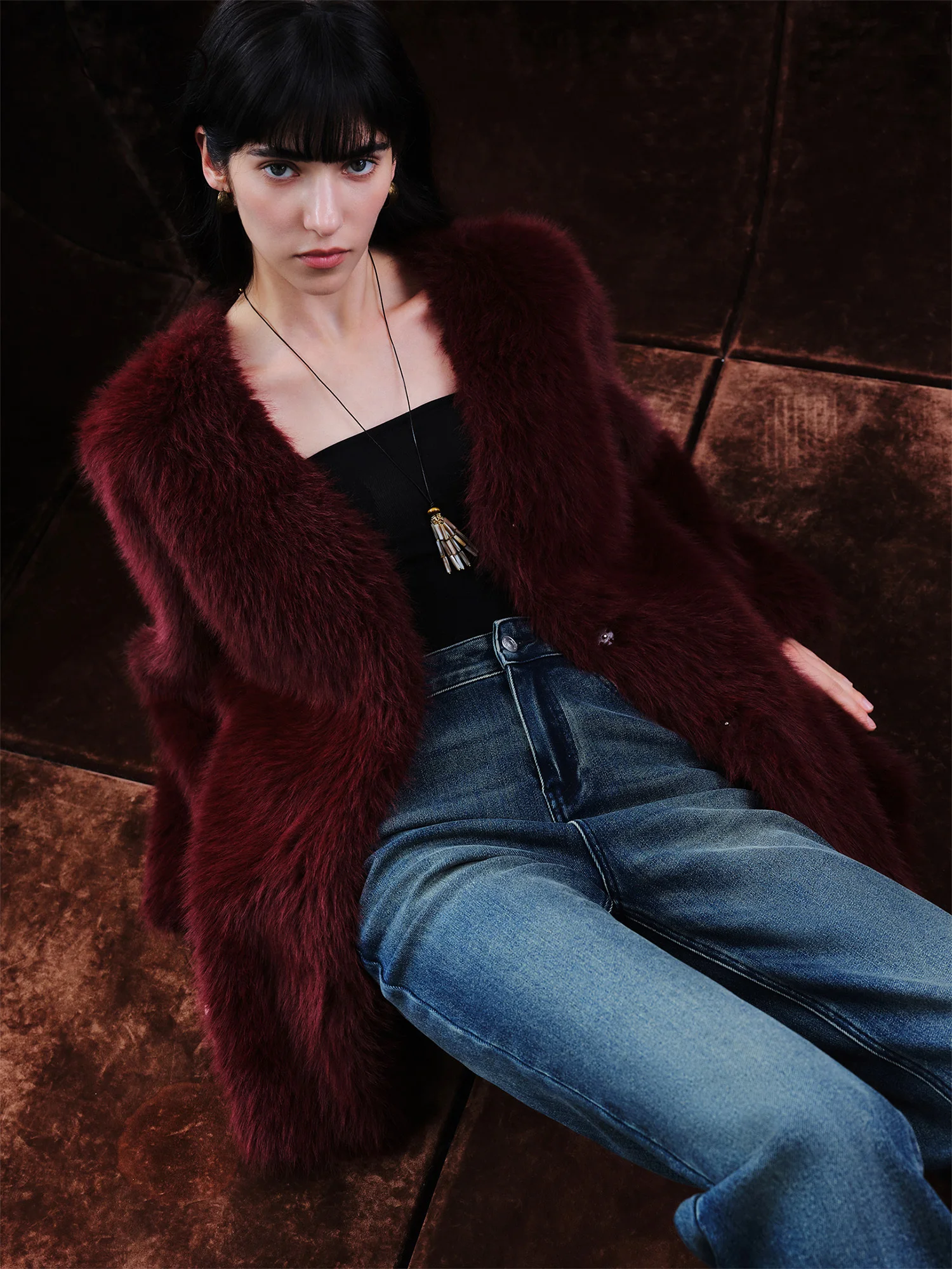 ZIQIAO سترات نسائية من الفرو الصناعي باللون العنابي للعام الجديد لشتاء 2025 نمط جديد من فرو الثعلب الصناعي معاطف قصيرة مزاجية بسيطة #1