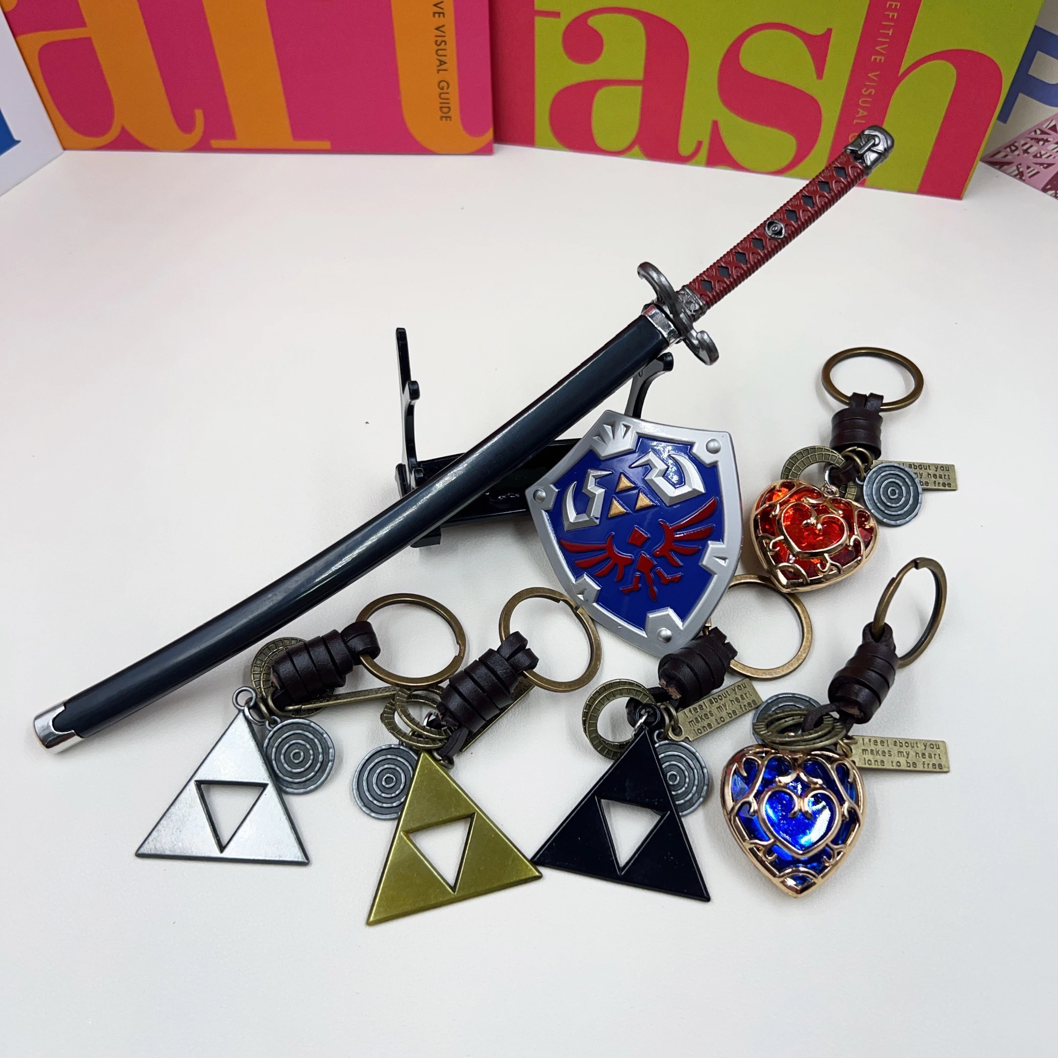 

26cm Link Windcleaver Sword with 3 Color Triangle and Strength Heart Keychain LoZ Game Metal Sword Model Keychain Accessories