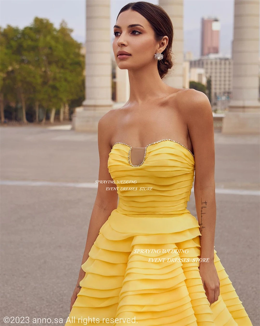 SPRAYING Elegant Yellow Tiered Ruffles Wedding Party Dress Strapless A Line Prom Gown Sleeveless Formal Occasion Dresses