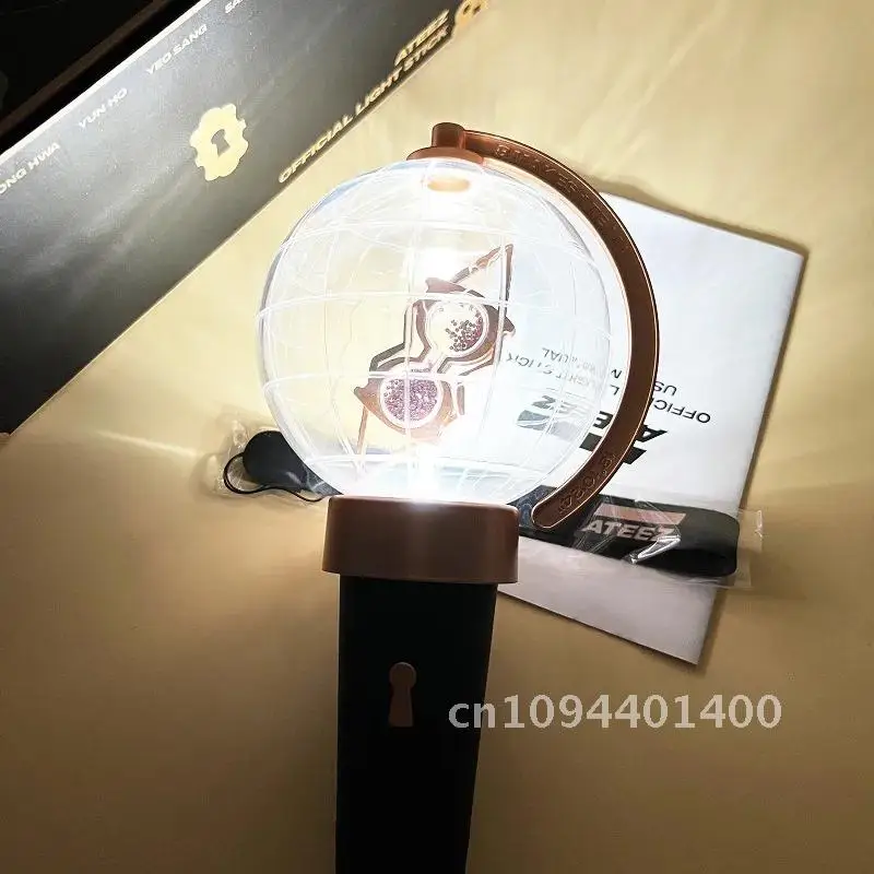 Kpop Ateezed Lightstick Ver.2 Ver.1 Корея Light Stick Globe Ручная лампа Концертная лампа Вечеринка Вспышка Флуоресцентные игрушки Коллекция фанатов