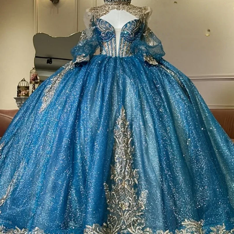 

Блестящие синие платья для квинсеаньеры с открытыми плечами, золотистым блестящим декором, кружевом, длинным шлейфом и бантом, Vestido de 15 Quinceanera, на заказ