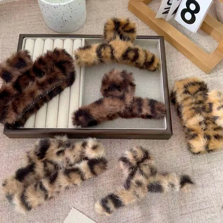 

2025 new autumn and winter high-end large leopard print plush hairpin women's fashion temperament disc hair grab clip shark clip