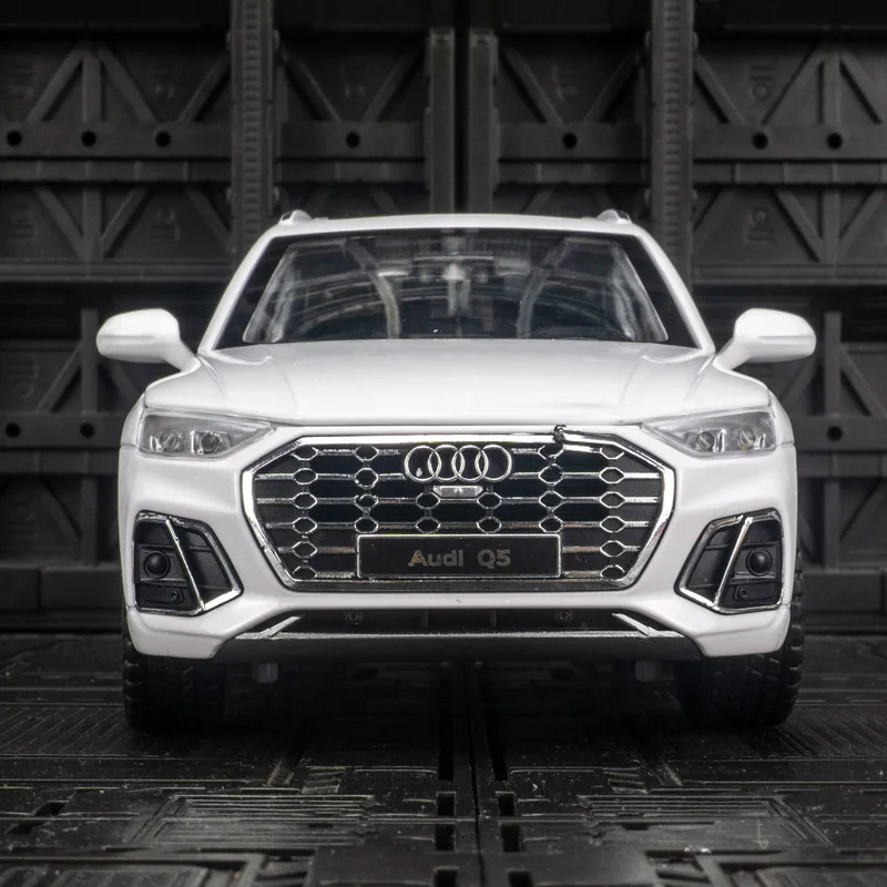 1: 24 simulation Audi Q5 alloy off-road vehicle model, doors and engine hood, trunk can be opened with sound and light gifts