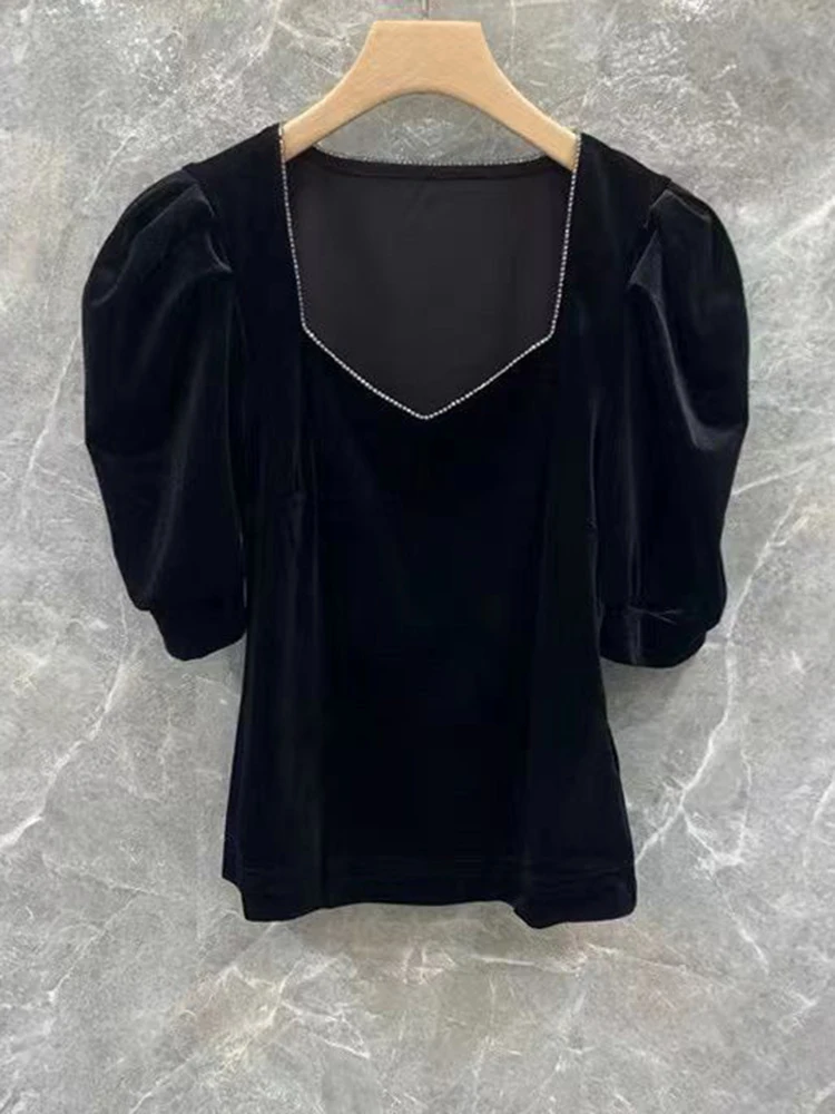 The new chic early autumn top has a unique design sense and is a niche French black gold velvet short shirt  LOOSE