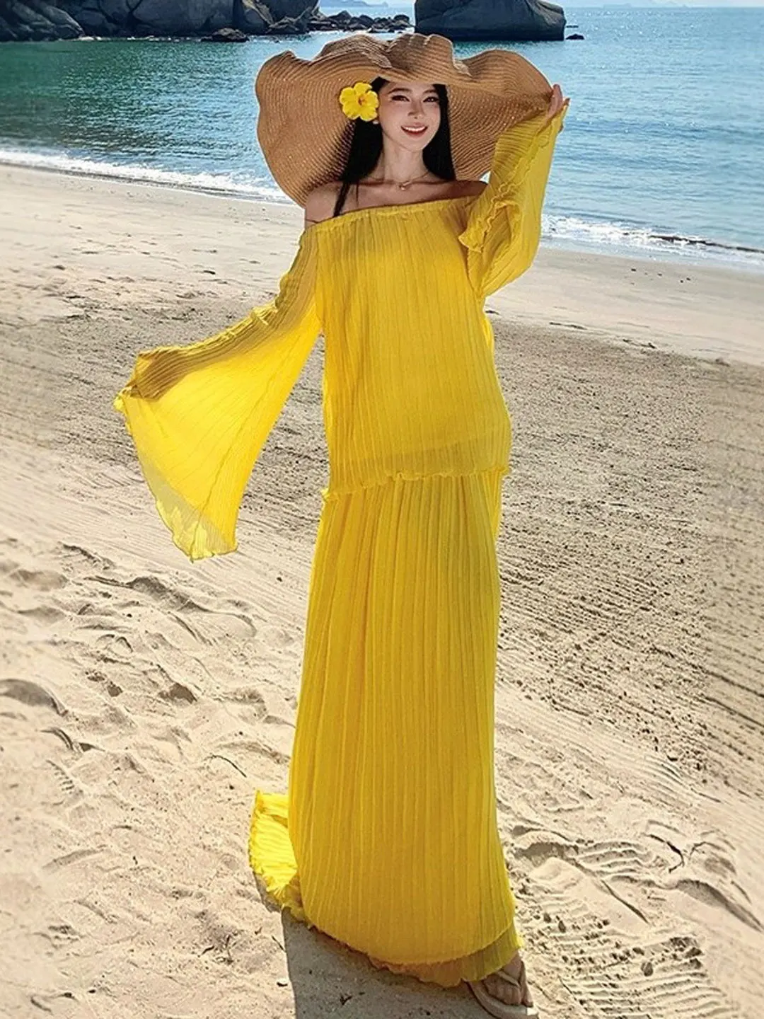 

Комплект из двух предметов: топ на одно плечо и юбка-полусолнце в пляжном стиле. Уникальный, красивый, модный и удобный образ. Весна 2026.