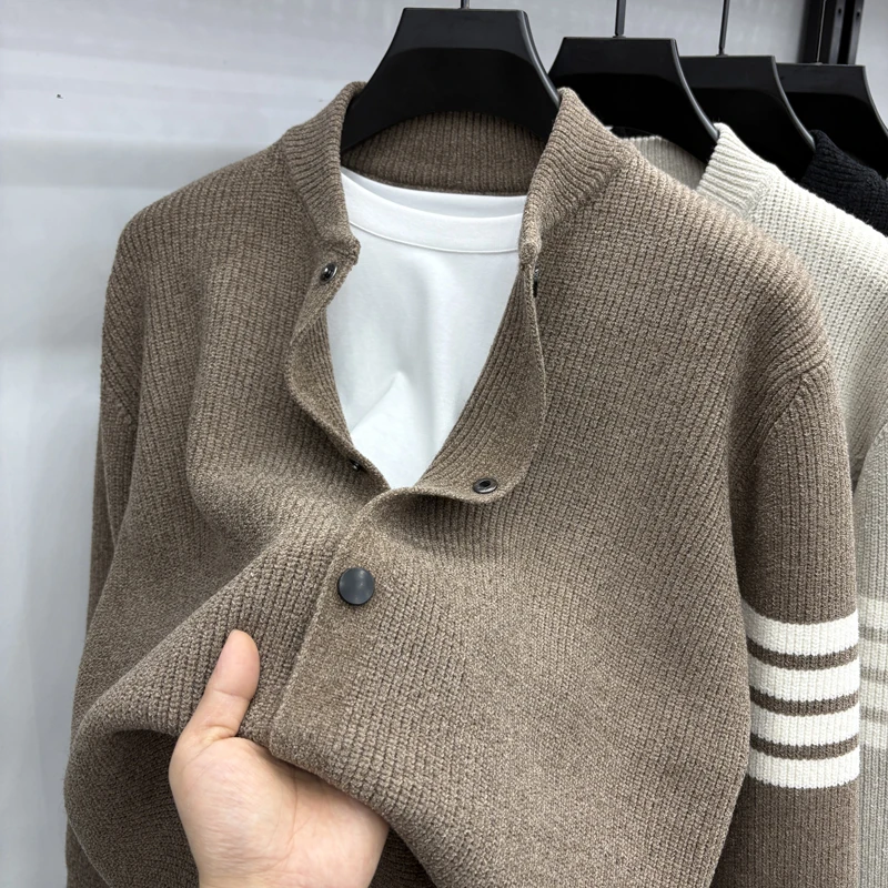 2025 الخريف/الشتاء الرجال الموضة مخطط زر أسفل البيسبول طوق تنوعا سترة غير رسمية سترة #3