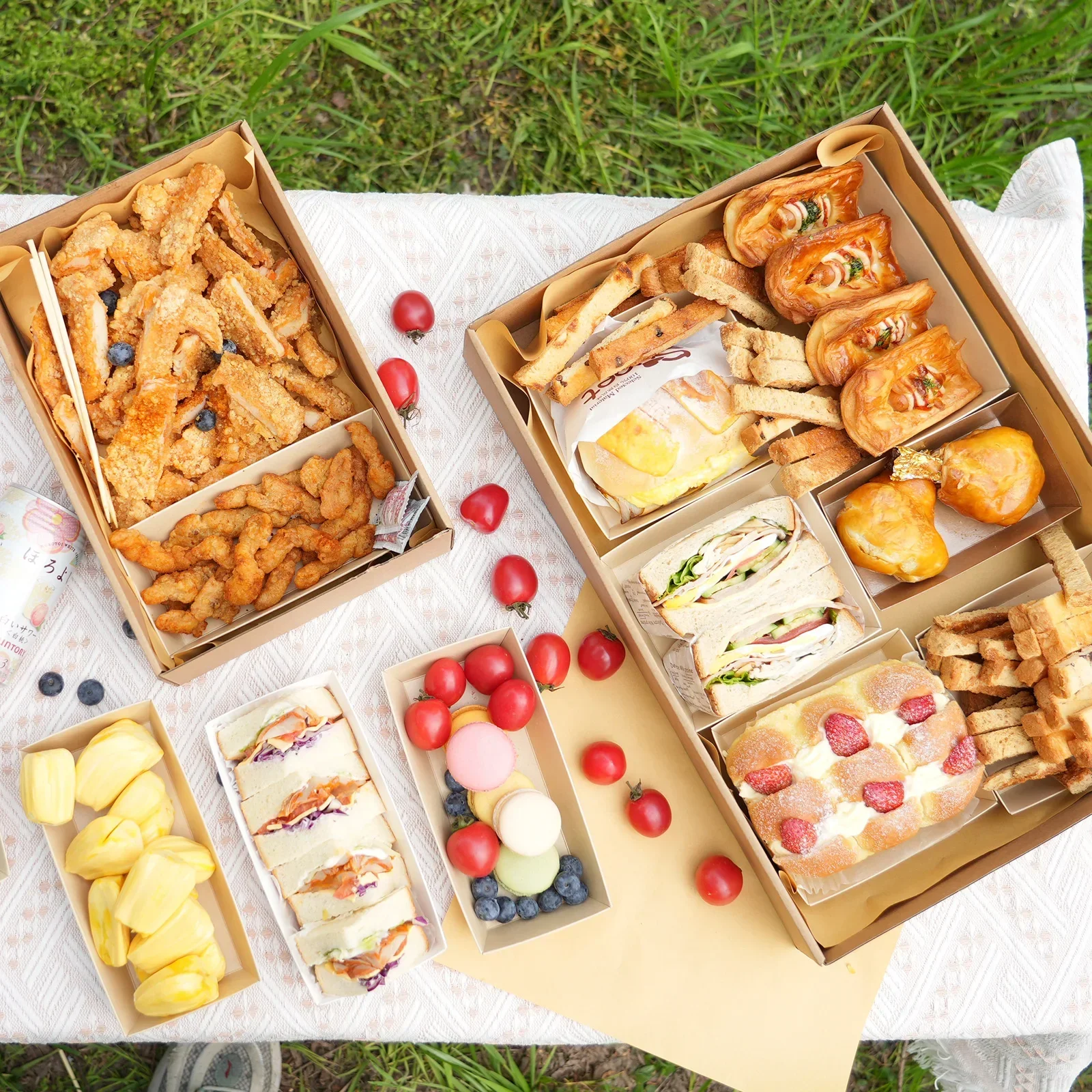 

2/4/6pcs Camping Food Storage Boxes Disposable Kraft Paper Boxes Outdoor Picnic Container With Window Lid Household Storage Box