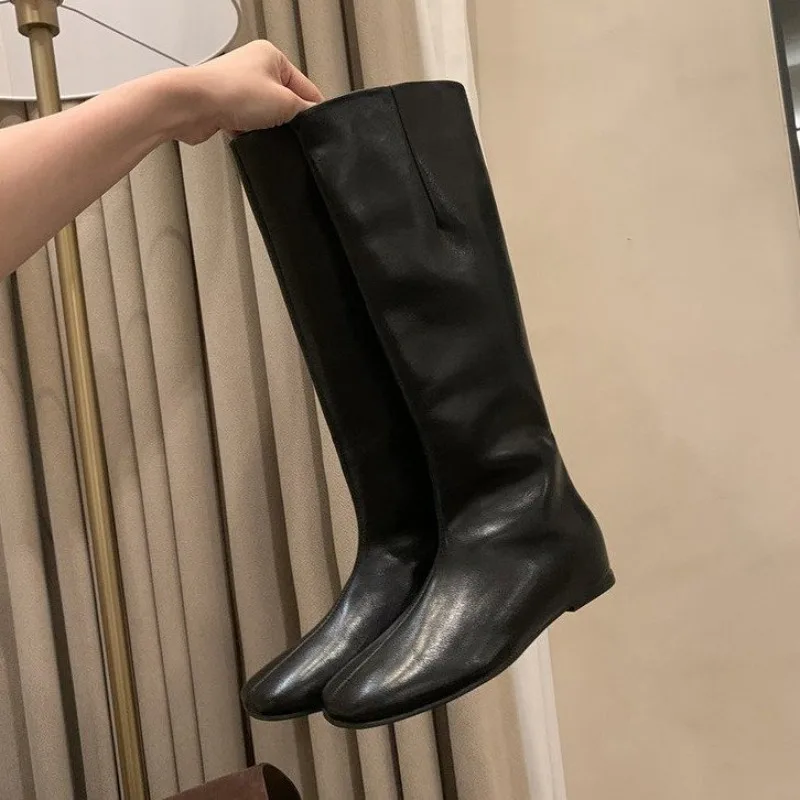 

Универсальные мягкие узкие ботинки на плоской подошве с квадратным носком, осень-зима 2023, новые рыцарские сапоги средней длины для женщин