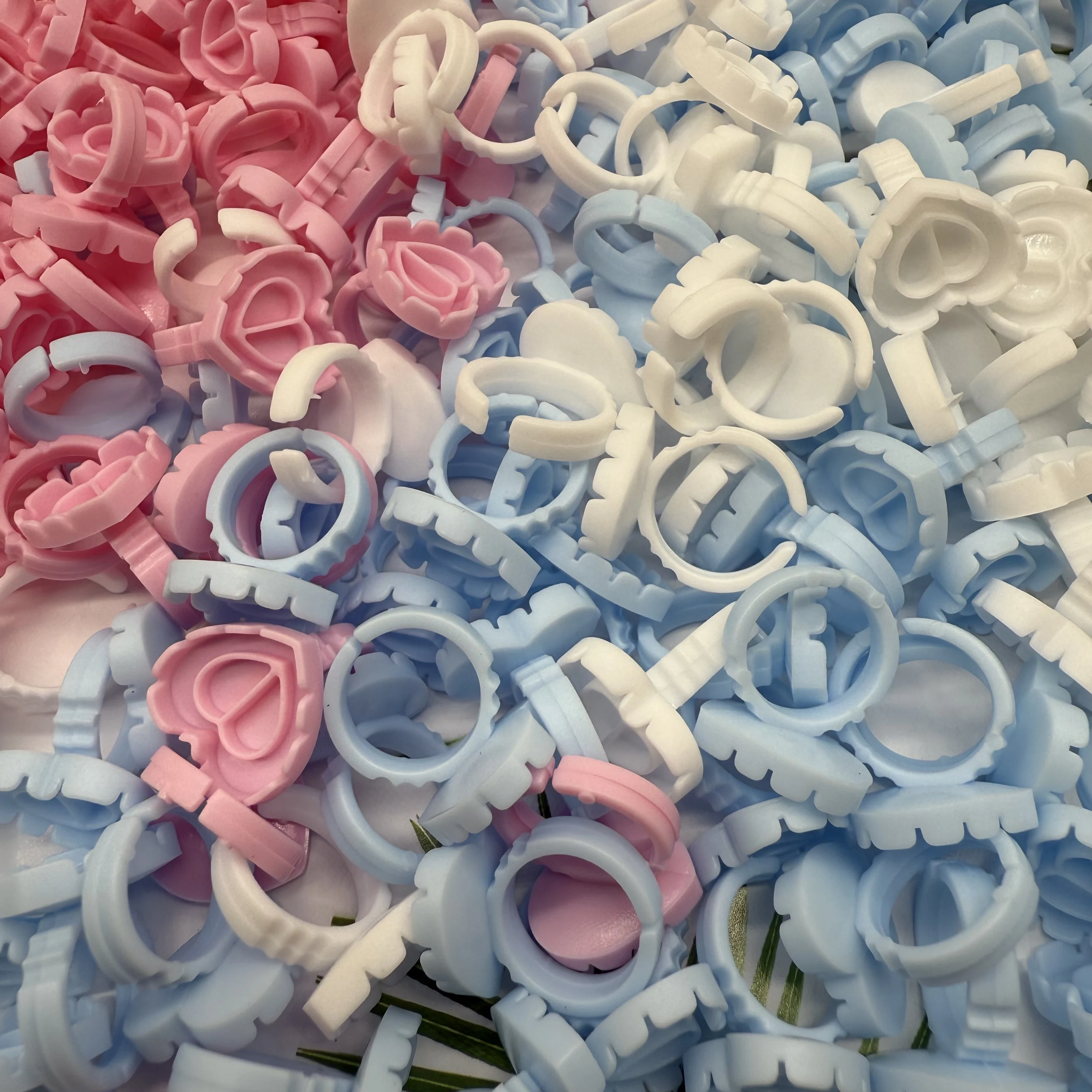 100 pz Usa E Getta Colla Per Ciglia Anello Titolare Tazza a forma di Cuore di Plastica Pigmento Del Tatuaggio Titolare Pallet Eye Lash Estensione Strumento di Trucco