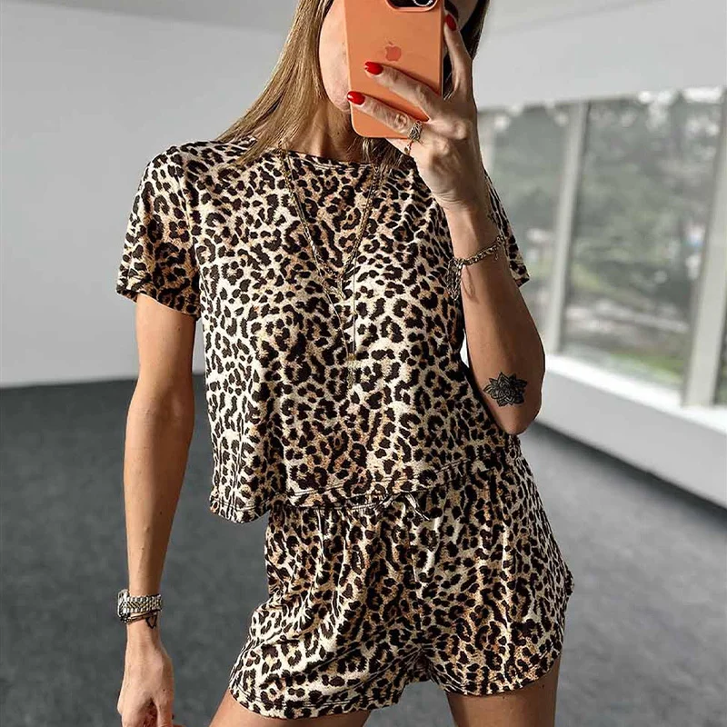 Conjunto de dos piezas con estampado de leopardo para mujer, Top corto estilo Y2k, ropa coreana para vacaciones de verano, chándal corto