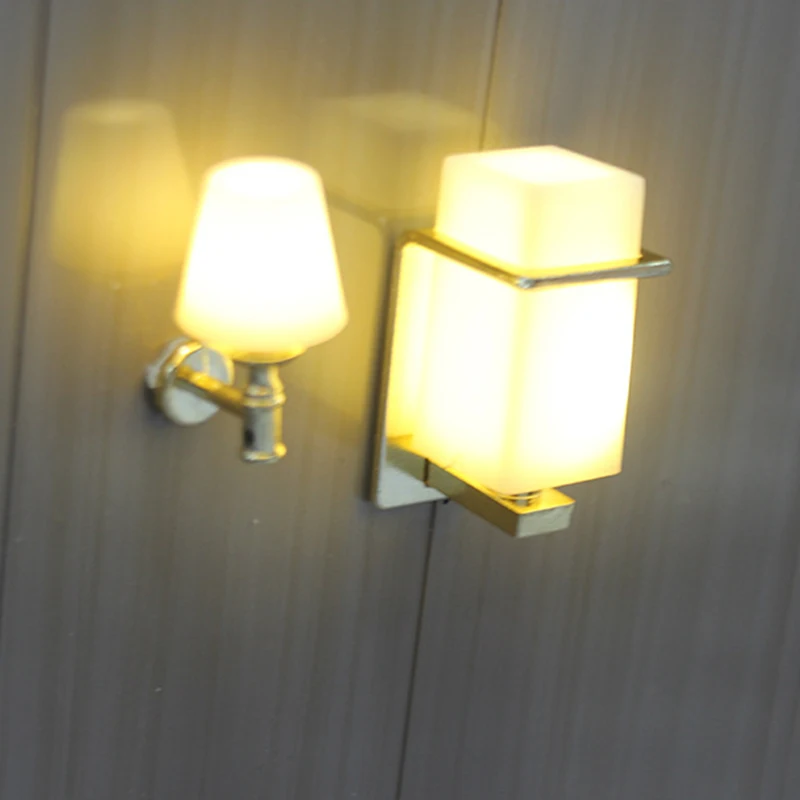 1Pc 1:12 Lampade da parete in miniatura per casa delle bambole Modello di luce a LED Giocattolo Mobili per casa delle bambole Accessori per la decorazione della casa (senza batteria)