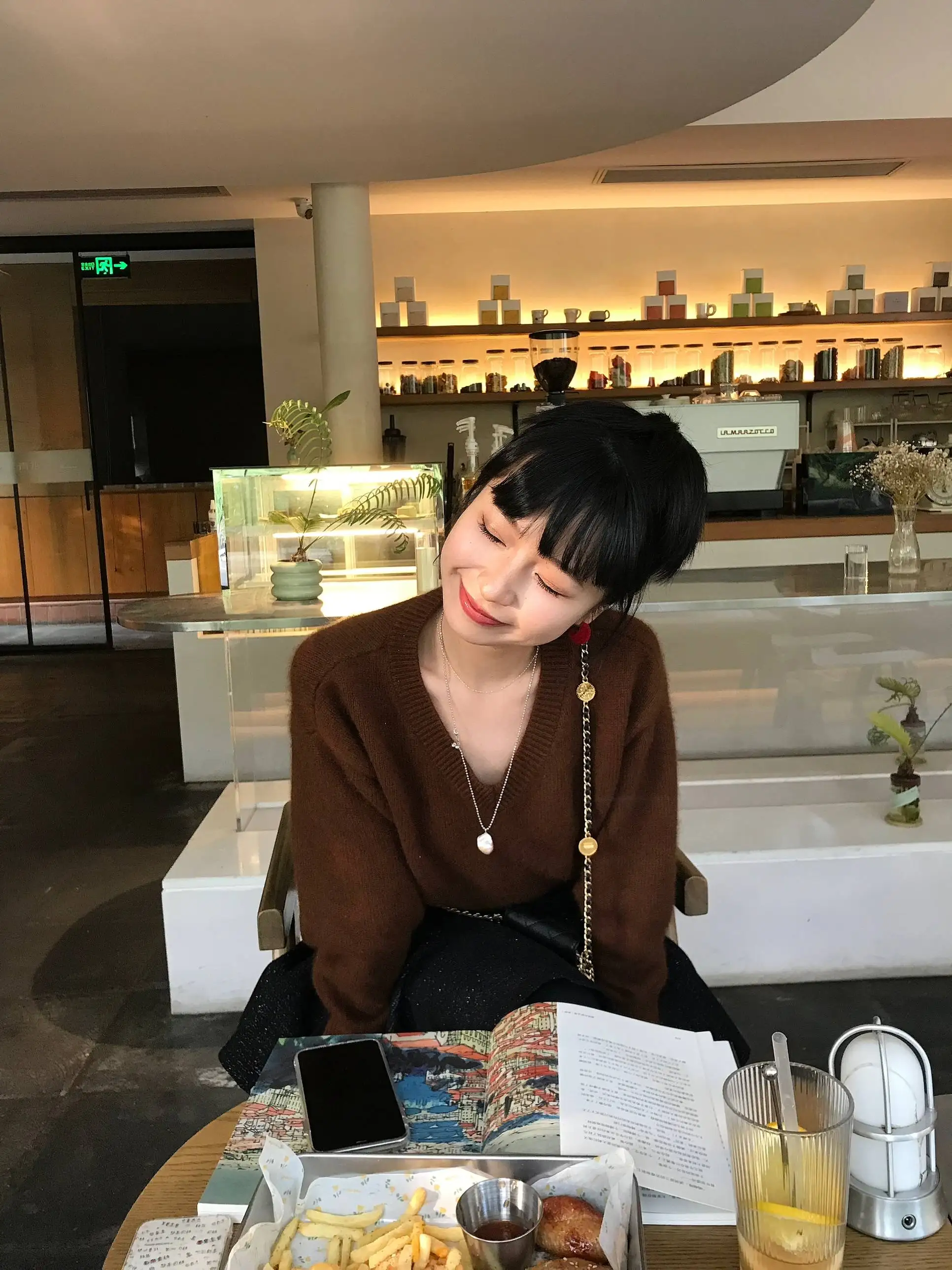 

Свитер из смесовой шерсти с V-образным вырезом и свободными плечами, цвет вишнево-красный, с длинными рукавами, стандартной длины, с отделкой из кроличьего меха, коллекция Love in Deep Autumn