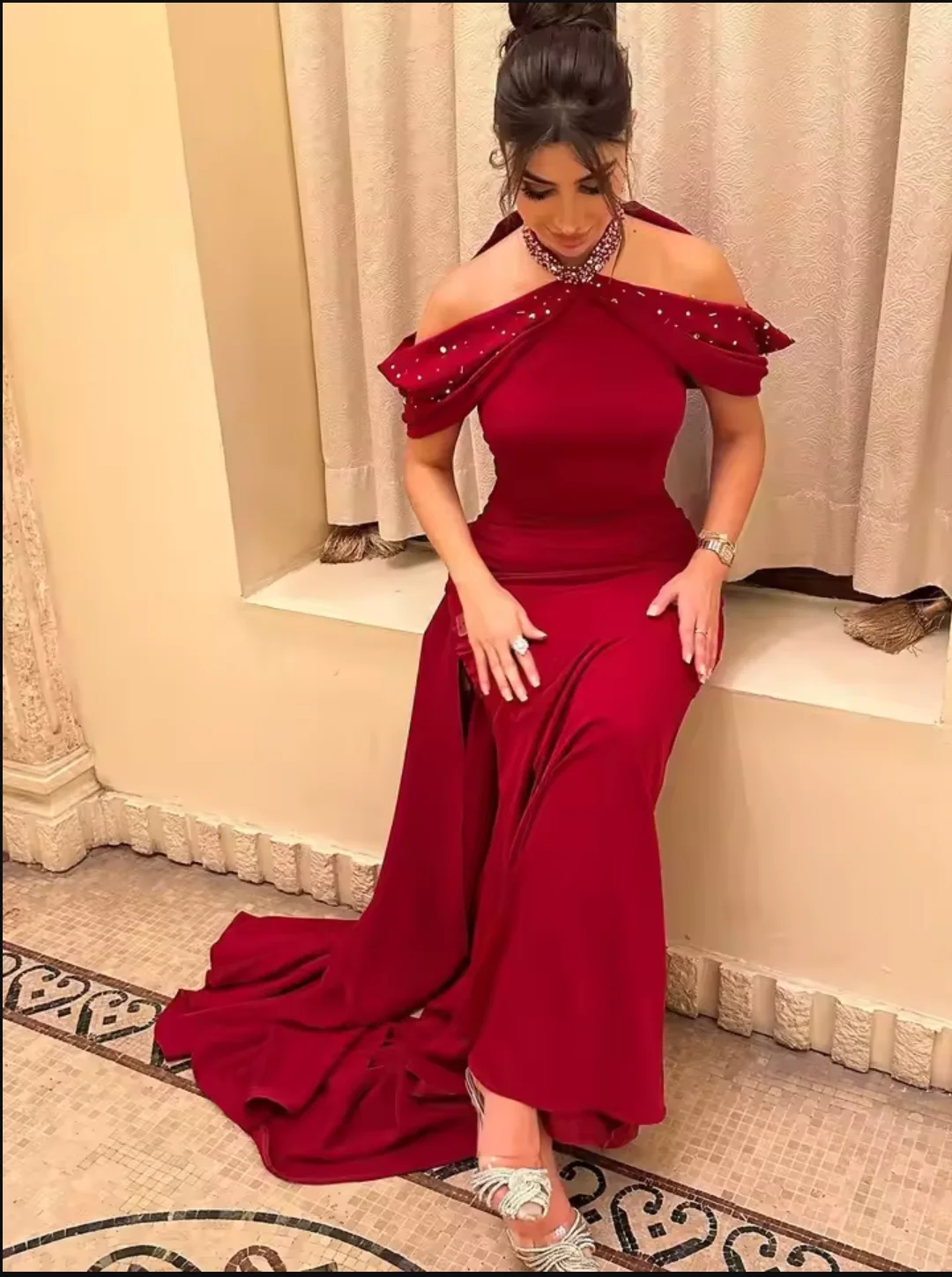 Op maat gemaakte donkerrode galajurken met lange mouwen, avondjurken met halterhals, geplooide enkellange feestjurken