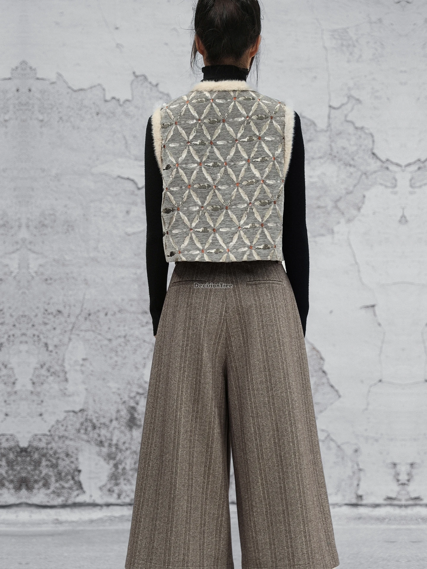 سترة قصيرة من القطيفة على الطراز الصيني الجديد المحسن لعام 2025 برقبة على شكل حرف v سترة قصيرة للنساء للخريف فضفاضة من قماش الجاكار برباط علوي معطف بدلة تانغ سميك #4