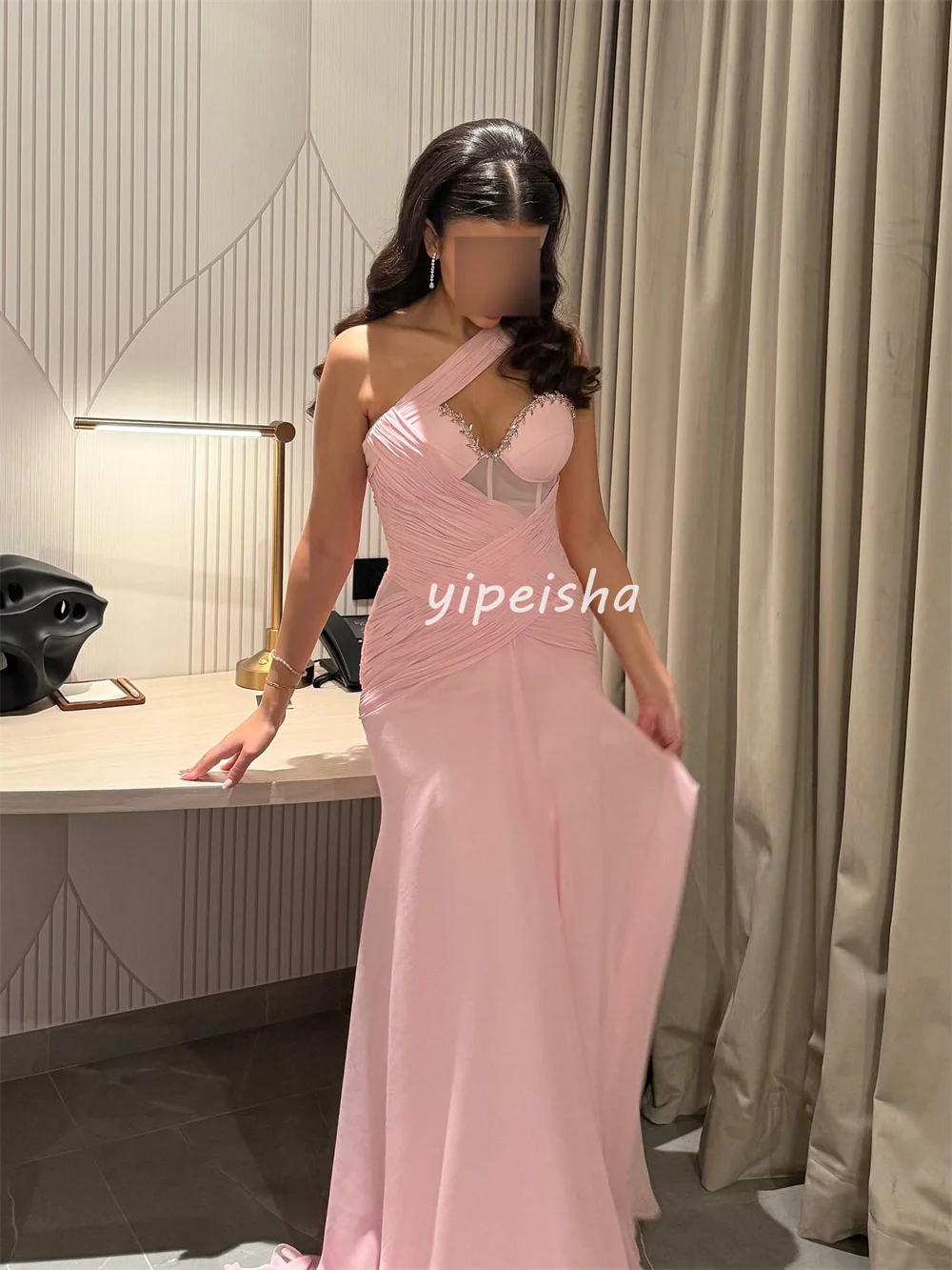 Maßgeschneiderte Retro Pastrol Chiffon Falten drapierte Strass Meerjungfrau One-Shoulder lange Kleider maßgeschneiderte Anlasskleider elegant sexy – Detail 7