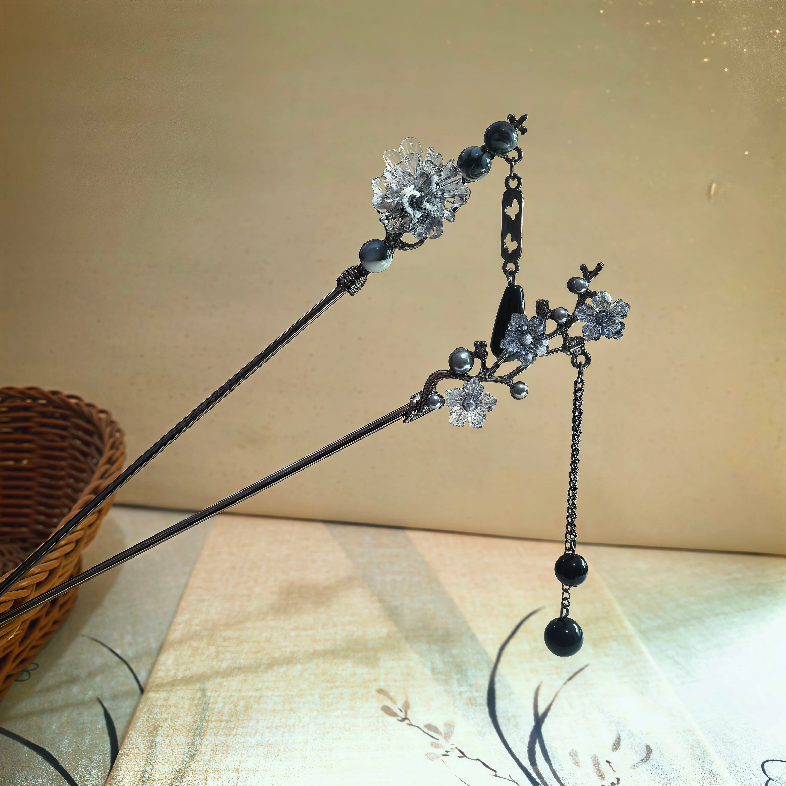 

Классическая заколка-шпилька для волос с цветочным узором в стиле туши, металлическая, с бахромой, для женщин, с жемчужными черными бусинами, украшение для прически в стиле чонсам, подарки