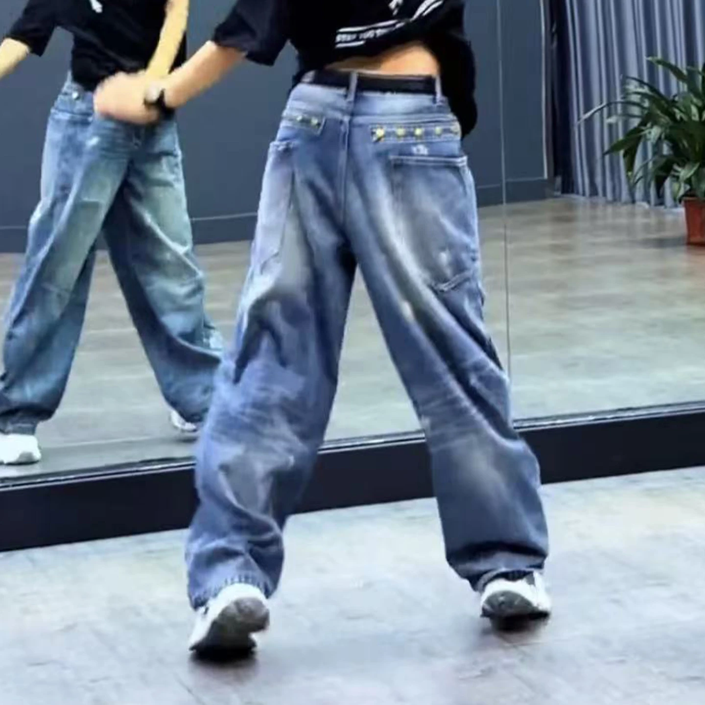 nouveau-jean-femme-printemps-Ete-a-rivets-coupe-droite-ample-tendance-couleur-degradee-anti-age-jambe-large-style-danse