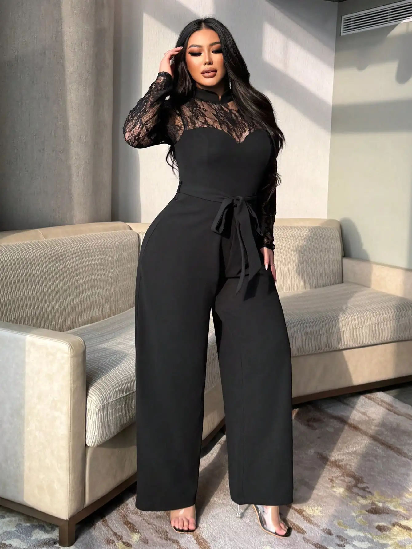 Plus size zwarte jumpsuit met kanten overlay, opstaande kraag en tailleband - sexy avondkleding