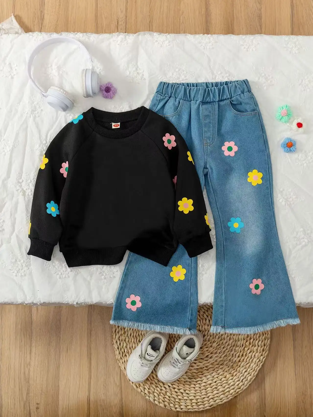 

2025 Spring and Autumn Baby Cute Floral Print Round Neck Sweatshirt Washed Denim Flared Pants Pant Set 2-7 Years
