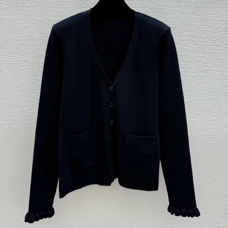 سترة نسائية ذات شعار مطرز عالي الجودة وأكمام مكشكشة ورقبة على شكل حرف V وزر واحد باللون الأزرق الداكن 25110234 #1