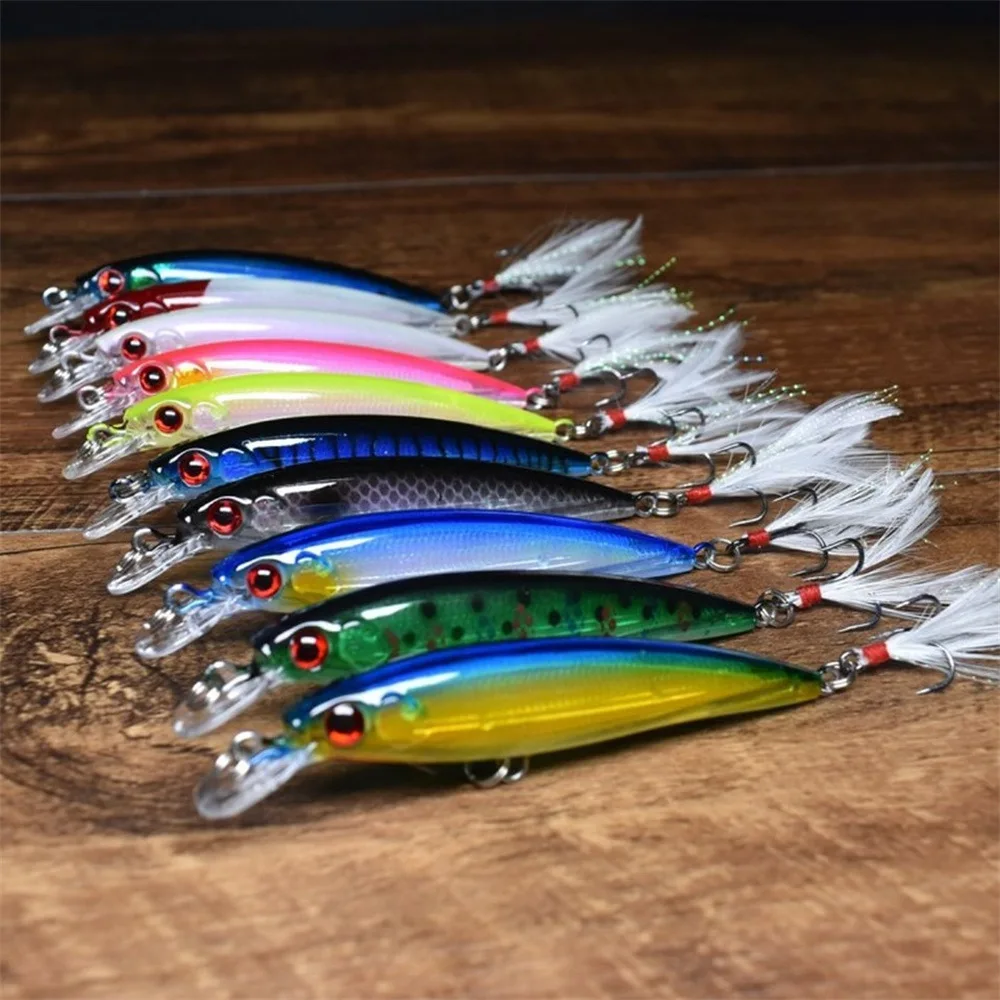 

9cm Minnow Lure with Feather Tail 7g Holographic Fishing Lure for Bass Pike, Shallow Diving Hard Bait Set Bulk Pack for Fishing