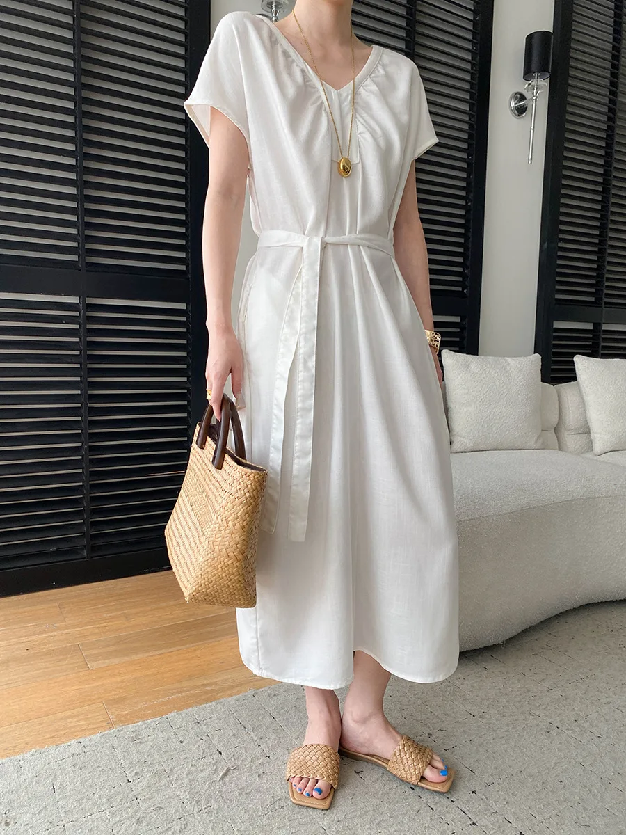 Sommerliches Damenkleid in unifarbenem Design mit V-Ausschnitt und Schnürung an der Taille für eine schlanke Silhouette. – Detail 25