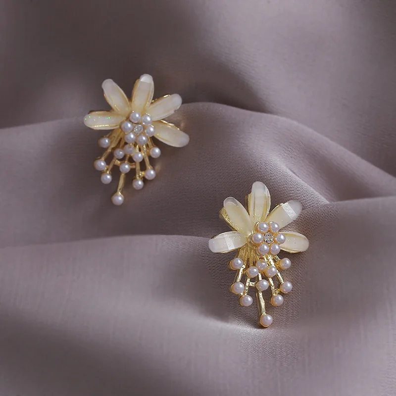 Sweet Cute Flower Stud Earrings White Mini Imitation Pearl Acrylic Petal Floral Earrings for Women Party Trendy Korean Jewelry
