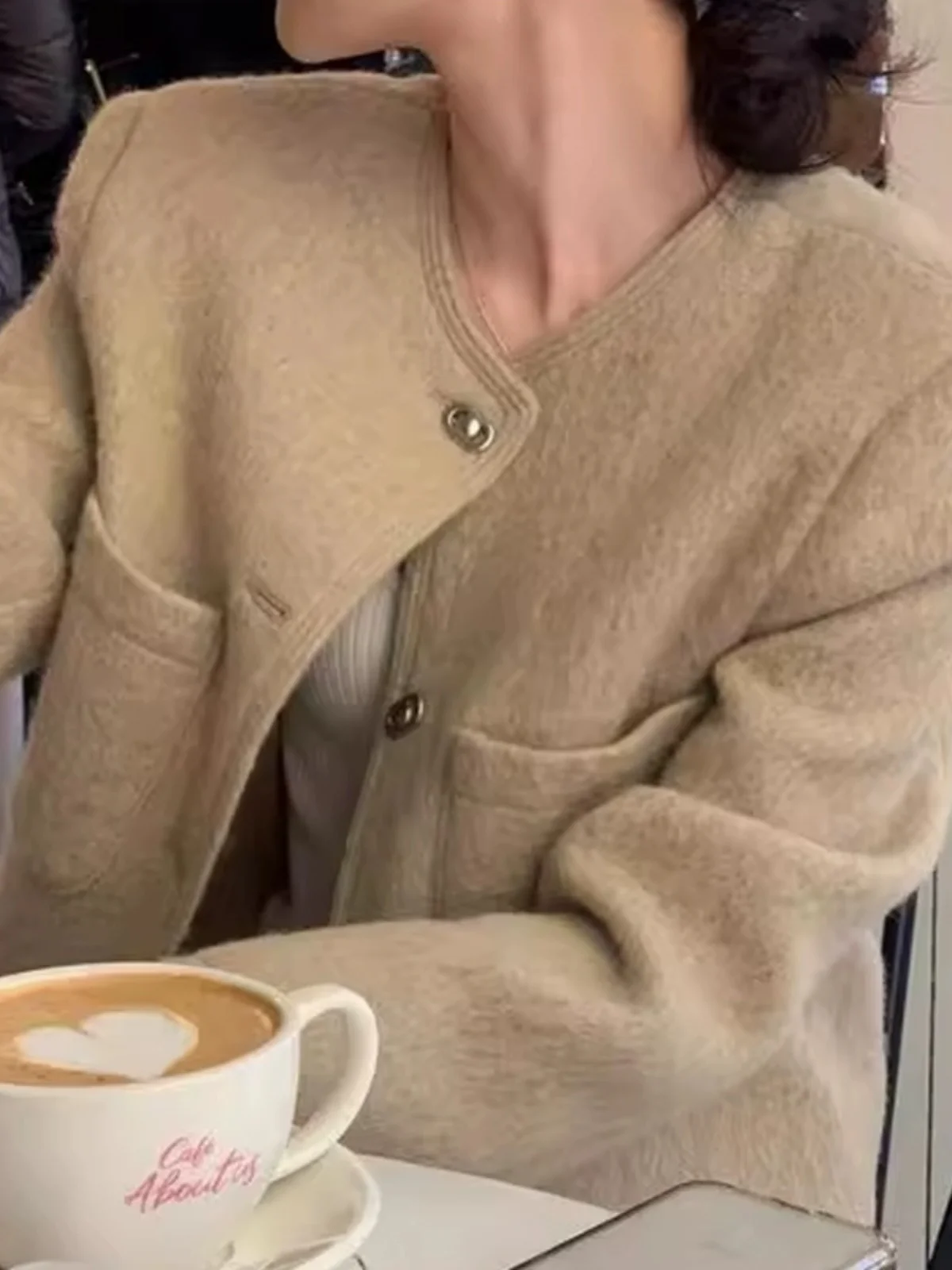 Elegancki płaszcz wełniany damski z okrągłym dekoltem, modny, w stylu koreańskim, dopasowany krój, idealny na jesień i zimę.