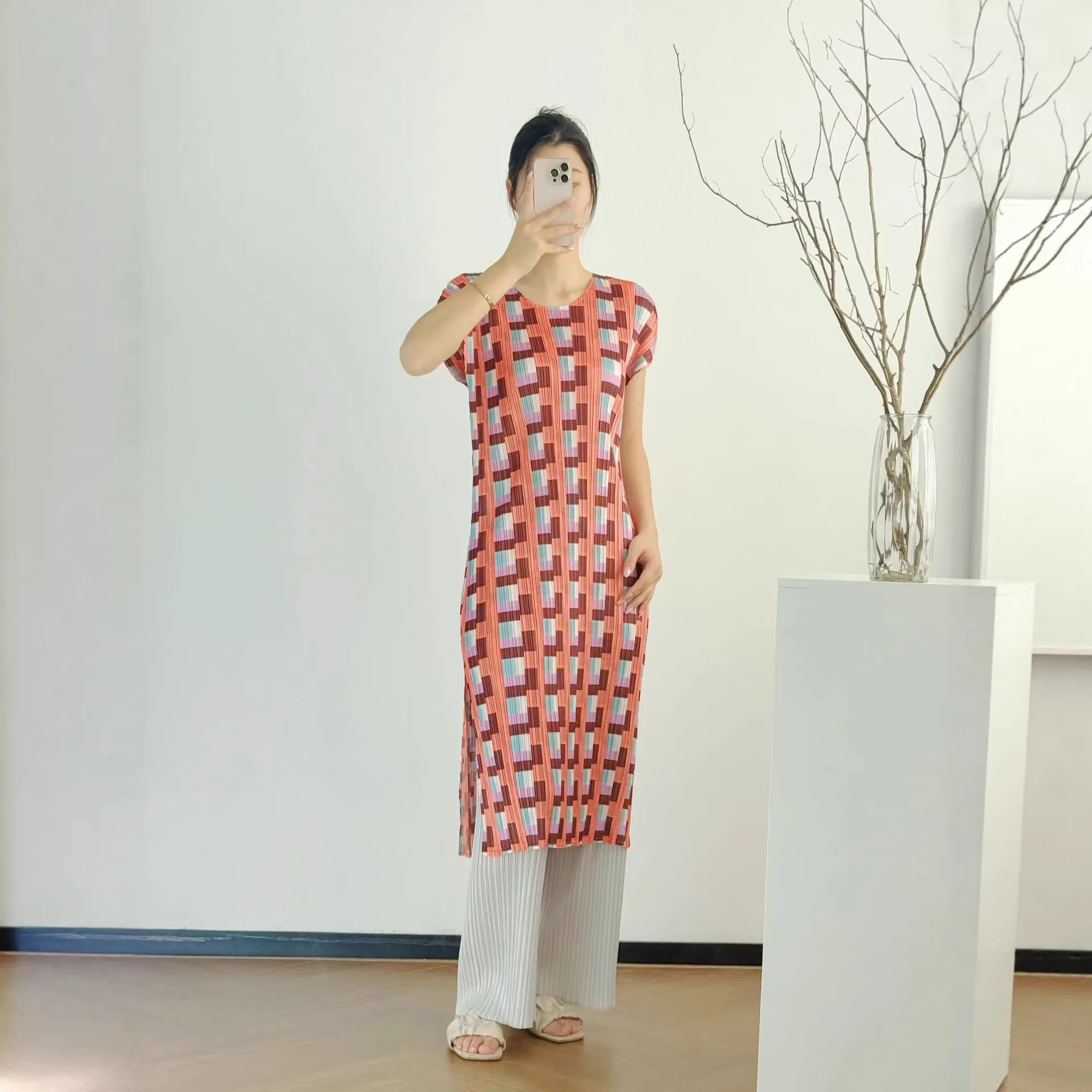 

Плиссированное платье в стиле Мияке для женщин, весна-лето 2026, новинка, с разноцветным принтом, V-образным вырезом, короткими рукавами, прямое платье-юбка