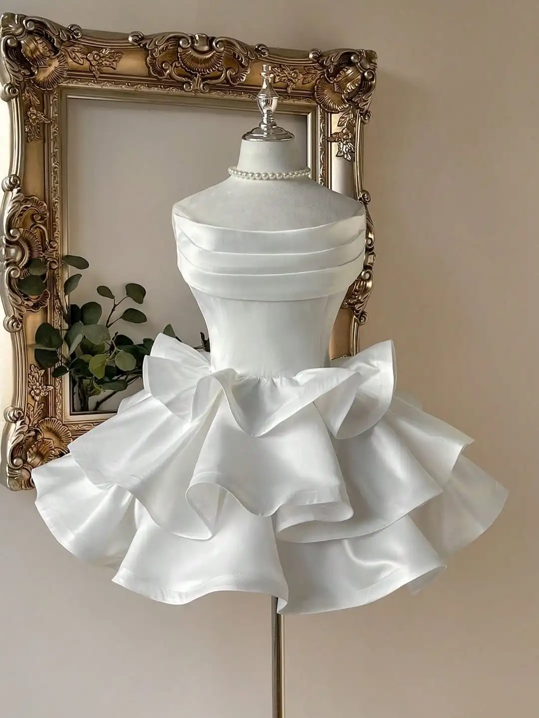 Robe de mariée blanche en satin tendance 2026, épaules dénudées, pour mariée et demoiselle d'honneur, jupe à volants superposés, robe de soirée élégante, robe de bal de promo