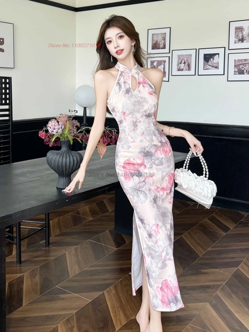 

2026 улучшенное китайское клубное платье-ципао с принтом национальных цветов, без рукавов, в стиле ретро, для банкетов и вечерних мероприятий.