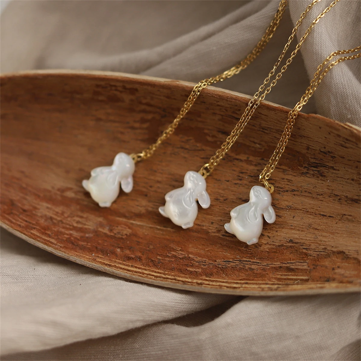 Simple Moon Watching Rabbit~Shell Rabbit Fresh and Artistic Necklace Jewelry for Female Jade Rabbit Titanium Steel