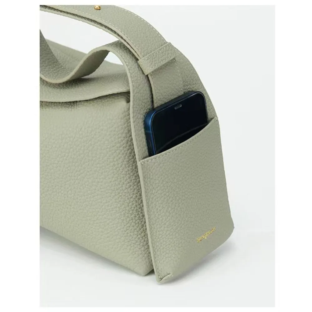 Mountain Down koos männist rippuvate kõrvadega seeria räästakujulised väikesed mitmekülgsed pendelrännakud kaldus risti õlaga käeshoitavad naistele_voghion.com