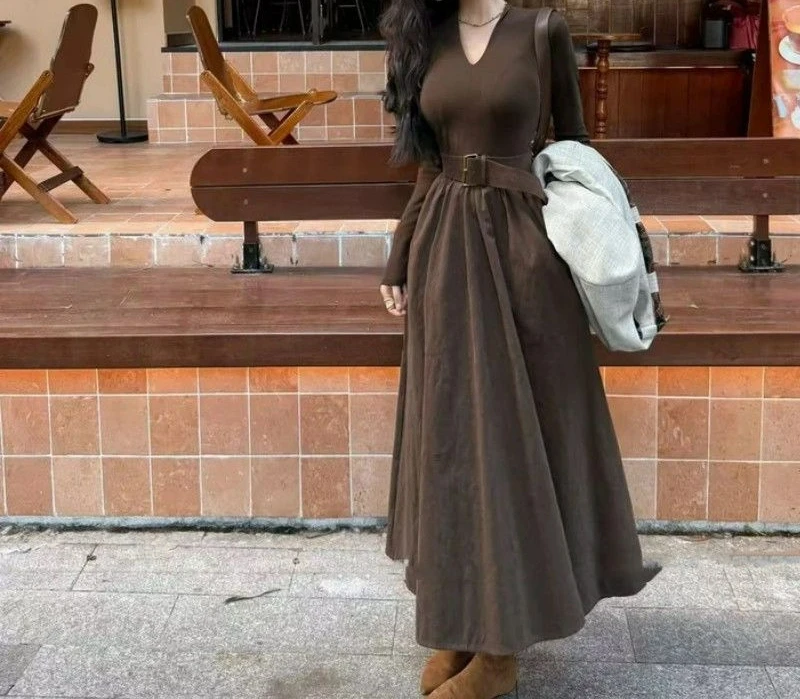 2025 Autumn New Fashionable Retro V-neck Solid Color Long Sleeved Dress with Feminine Temperament A-line Skirt